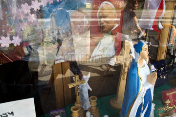 Swinemuende  Polen  Devotionalien in einem Souvenirgeschaeft