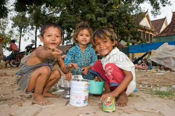 Phnom Penh  Kambodscha  Strassenkinder spielen mit Dosen