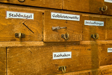 Berlin  Deutschland  altes Regal mit Schueben in einem Eisenwarengeschaeft