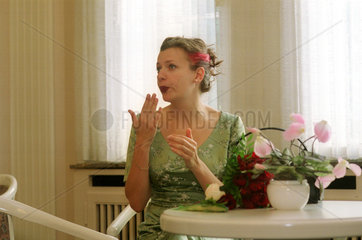 Eine Braut wartet auf die Trauung beim Standesamt