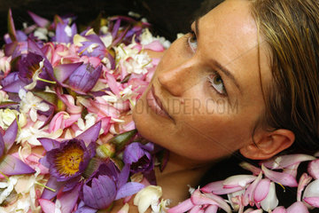 Wadduwa  Sri Lanka  ein Frau nimmt ein ayurvedisches Blumenbad