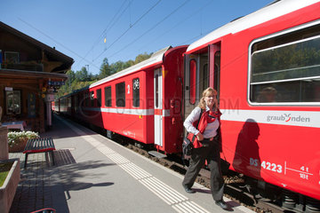 Davos Wiesen  Schweiz  ein Zug der Rhaetischen Bahn im Bahnhof