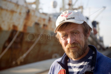 Huelva  Spanien  das Portrait eines ukrainischen Seemanns am Hafen