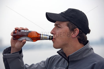 Kiel  Mann trinkt Bier aus Plastikflasche