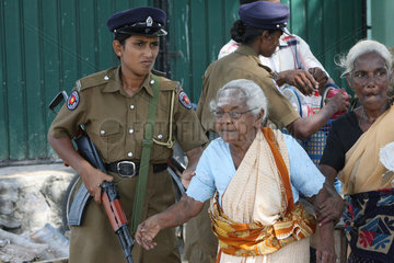 Batticaloa  Sri Lanka  Polizistinnen durchsuchen das Gepaeck von IDPs
