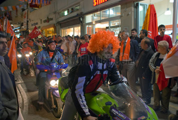 Girne  Tuerkische Republik Nordzypern  Motorradkorso vor der Wahlkampfveranstaltung der UBP