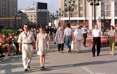 Moskau  Spaziergaenger auf dem Manegeplatz