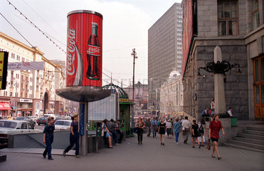 Moskau  Strassenszene mit Coca-Cola Werbung