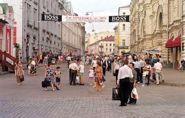 Moskau  Strassenszene mit Hugo Boss Werbebanner