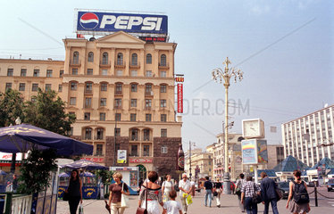Moskau  Strassenszene mit Pepsi Werbung