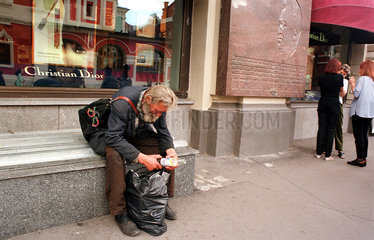 Moskau  Obdachloser vor dem Kaufhaus -GUM-