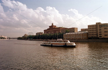 Moskau  Ausflugdampfer auf dem Fluss Moskwa
