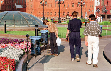 Moskau  aelterer Mann durchsucht Abfalleimer