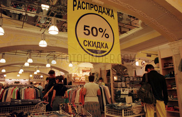 Moskau  Szene bei Karstadt im Kaufhaus -GUM-