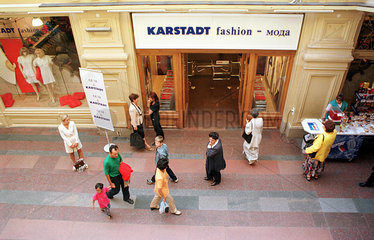 Moskau  Eingang zu Karstadt im Kaufhaus -GUM-