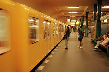 Einfahrende U-Bahn