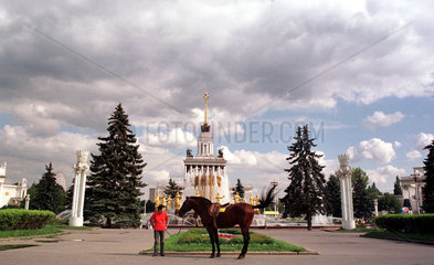 Moskau  Frau mit Pferd vor Hauptpavillion des Gesamtrussischen Ausstellungszentrums