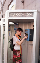 Moskau  Frau in Telefonzelle