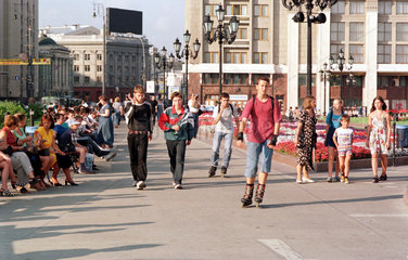 Moskau  Jugendliche fahren Inlineskates