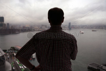 Hong Kong  China  Symbol Depression  ein Mann schaut bei Regenwetter aus dem Fenster