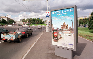 Moskau  Bushaltstelle der Berliner Firma WALL AG