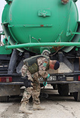 Mazar-e Sharif  Afghanistan  Kontrolle von afghanischen Fahrzeugen im Camp Marmal