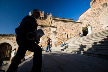 Caceres  Spanien  ein Mann an den Treppen des Plaza Mayor
