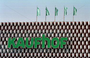 Logo Kaufhof mit Fahnen