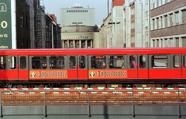 S-Bahn vor Volksbuehne