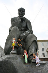 Minsk  Weissrussland  Kinder spielen an der Skulptur des Dichters Jakub Kolas