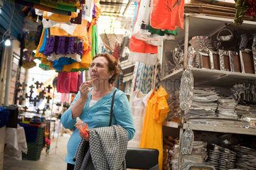 Mexiko-Stadt  Mexiko  eine Touristin geht ueber den Markt