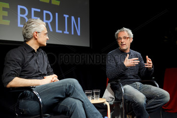 Berlin  Deutschland  Dani Levy (re) im Gespraech mit Norbert Ghafouri (li)