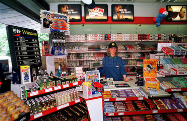 Elf Oil Tankstelle  Verkaufstheke  Lebensmittel  Zigaretten  Alkohol