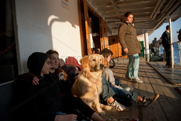 Kinaliada  Tuerkei  junge Leute mit Hund auf einer Faehre