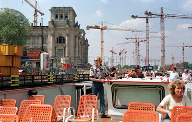 Bootrundfahrt  Ausflugdampfer vor Reichstag