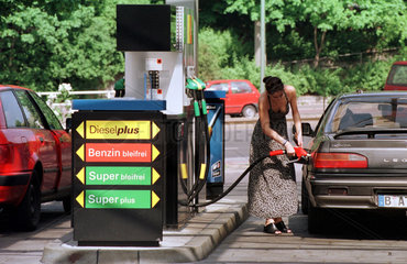 Tankstelle Elf Oil  Frau beim Tanken
