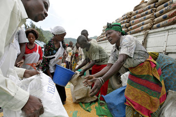 Goma  Demokratische Republik Kongo  Lebensmittelverteilung im Fluechtlingslager Shasha