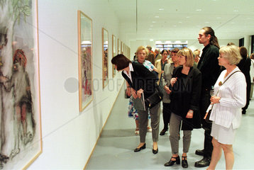 Besucher bei Ausstellungseroeffnung