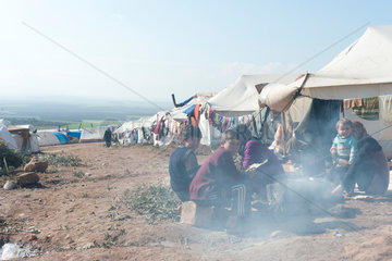 Atma  Syrien  Familien im Fluechtlingslager Atma Camp an der tuerkischen Grenze