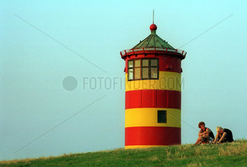 Ostfriesland  Mutter und Sohn geniessen die Abendstimmung am Pilsumer Leuchtturm