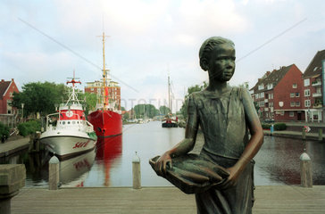 Emden  Stadtansicht mit der Skulptur eines Fischermaedchens