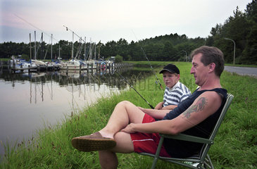 Emden  Vater und Sohn angeln im Emder Hafen