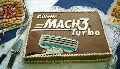 Berlin  Torte zum Produktionsstart der neuen Gillette MACH3Turbo Rasierklingen