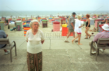 Borkum  aeltere Dame auf der Strandpromenade