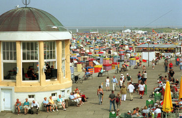 Ansicht der Borkumer Strandpromenade und des Badestrandes