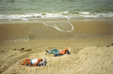 Borkum  ein Paar sonnt sich am Strand
