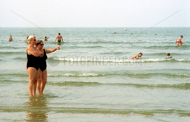 Borkum  zwei aeltere Damen am Strand