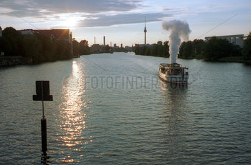 Berlin  der Ausflugsdampfer Nordstern auf der Spree