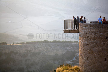 Ronda  Spanien  Besucher schauen von einer Plattform in die Schlucht El Tajo