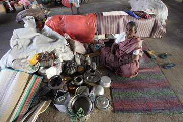 Batticaloa  Sri Lanka  alte Frau inmitten ihrer letzten Habseligkeiten